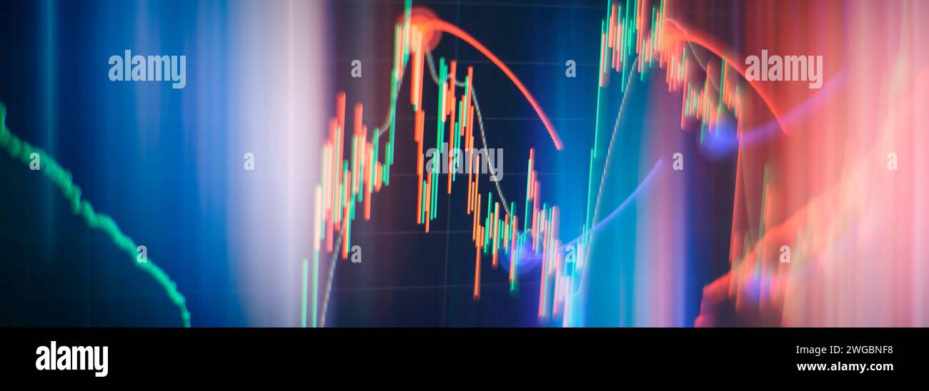 Abstrakte Diagramme zum Finanzhandel auf dem Monitor. Analyse auf dem Monitor eines Computers. Grundlagenanalyse und technische Analyse Stockfoto