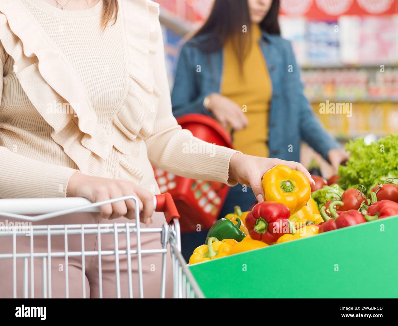 Kunden, die Gemüse im Lebensmittelgeschäft kaufen, frische Lebensmittel und Lebensmitteleinkaufskonzept Stockfoto