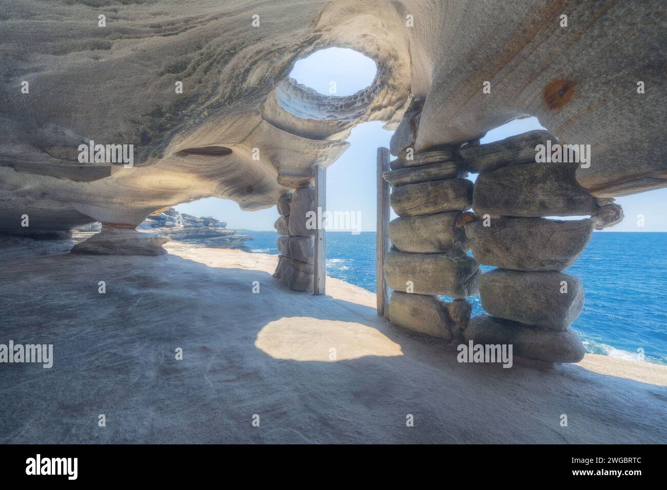 Alte Stein- und Holzhöhle in Sandsteinklippen gebaut, Kamay Botany Bay National Park, Sydney, New South Wales, Australien Stockfoto