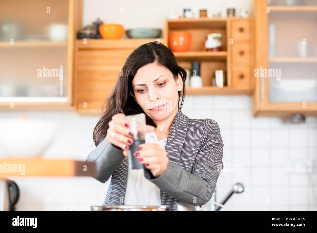 Frau, die in der Küche steht und Essen macht Stockfoto