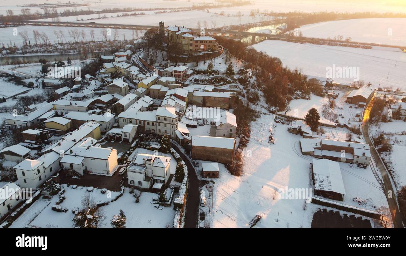 Aus der Vogelperspektive auf das schneebedeckte Dorf Monferrato, Alessandria, Piemont, Italien Stockfoto