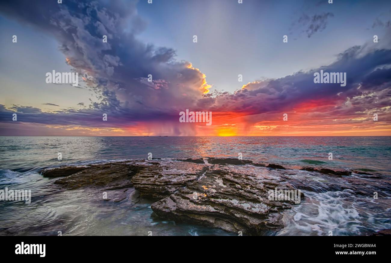 Dramatischer Sonnenuntergang über dem Meer und der felsigen Küste, Perth, Western Australia, Australien Stockfoto