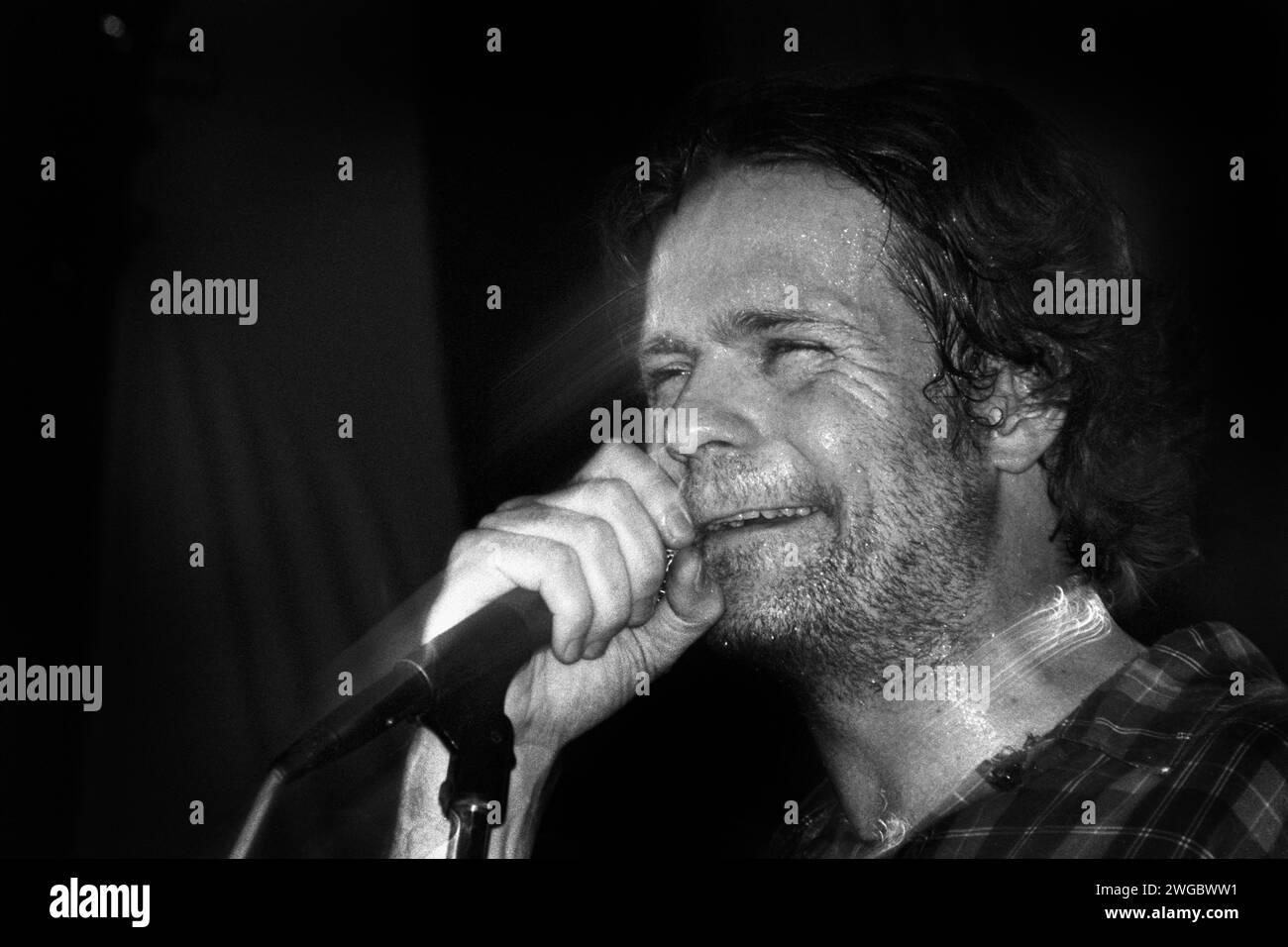 GORD DOWNIE, TRAGICALLY HIP, 1993: Gordon Edgar Downie (1964–2017) der kanadischen Band The Tragically Hip, die am 5. März 1993 am Cardiff University Terminal in Cardiff, Wales spielte. Foto: Rob Watkins. INFO: The Tragically Hip, eine 1984 gegründete kanadische Rockband, definierte den kanadischen Rock mit poetischen Texten und unverwechselbarem Sound. Alben wie „Fully Complete“ und Hits wie „Ahead by A Century“ zeigten ihre Wirkung und machten sie zu kulturellen Ikonen. Der tragische Verlust von Gord Downie 2017 markierte das Ende einer Ära. Stockfoto