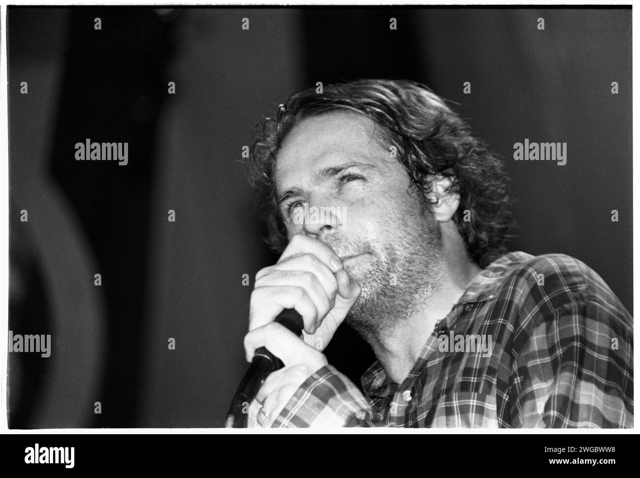 GORD DOWNIE, TRAGICALLY HIP, 1993: Gordon Edgar Downie (1964–2017) der kanadischen Band The Tragically Hip, die am 5. März 1993 am Cardiff University Terminal in Cardiff, Wales spielte. Foto: Rob Watkins. INFO: The Tragically Hip, eine 1984 gegründete kanadische Rockband, definierte den kanadischen Rock mit poetischen Texten und unverwechselbarem Sound. Alben wie „Fully Complete“ und Hits wie „Ahead by A Century“ zeigten ihre Wirkung und machten sie zu kulturellen Ikonen. Der tragische Verlust von Gord Downie 2017 markierte das Ende einer Ära. Stockfoto