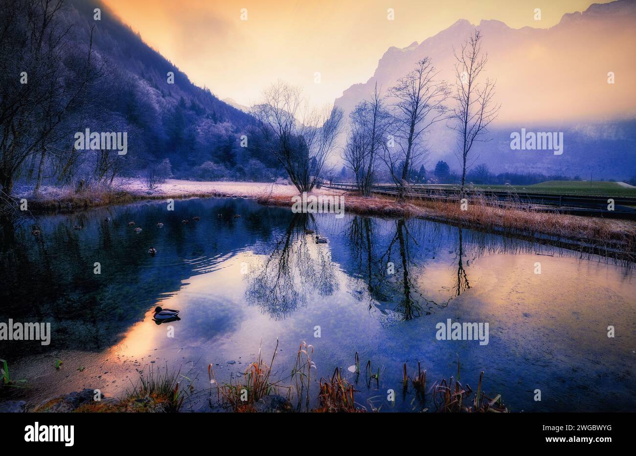 Bergreflexionen in einem Bergsee in der Dämmerung, Schweiz Stockfoto