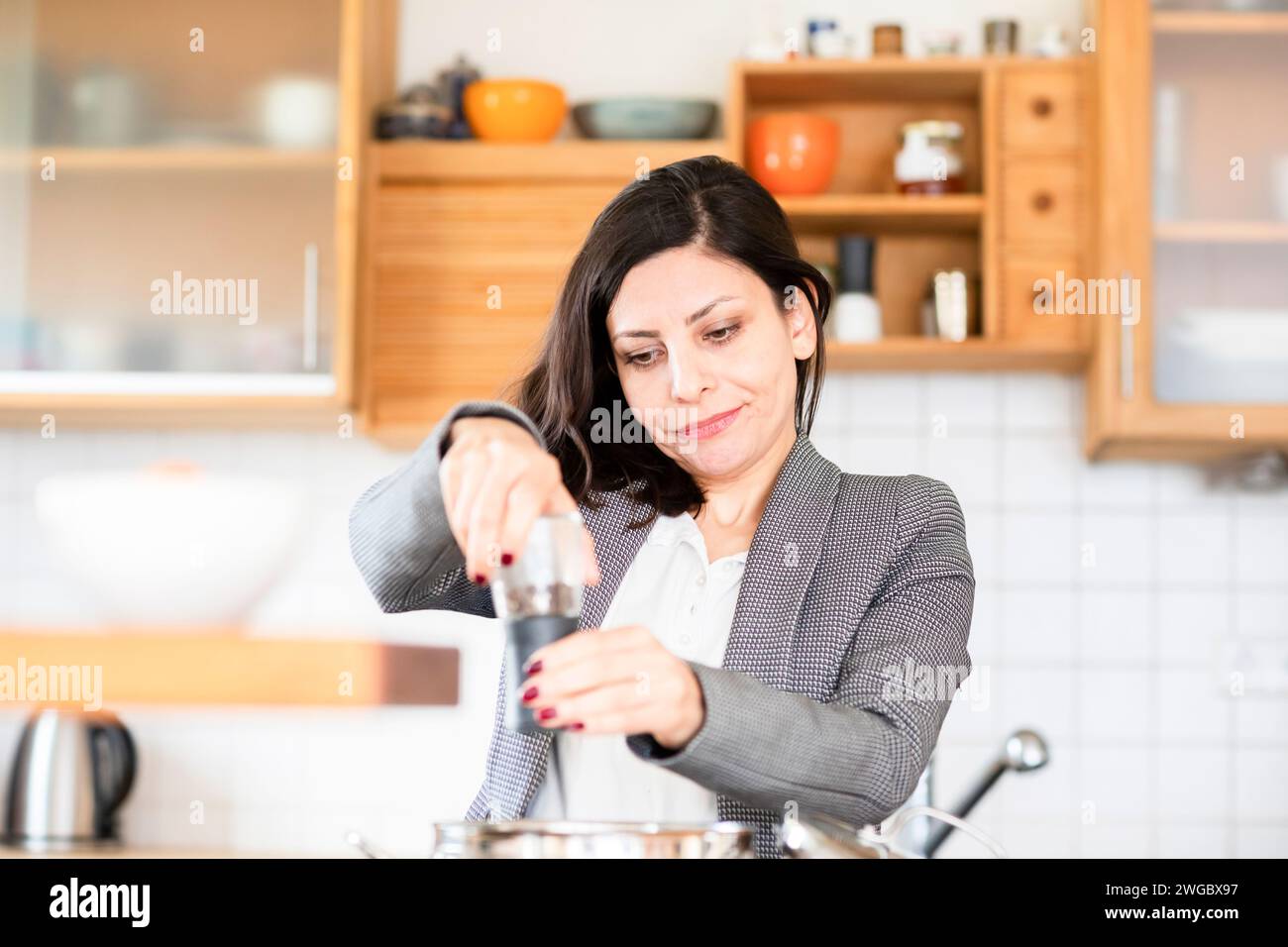 Frau, die in der Küche steht und Essen macht Stockfoto