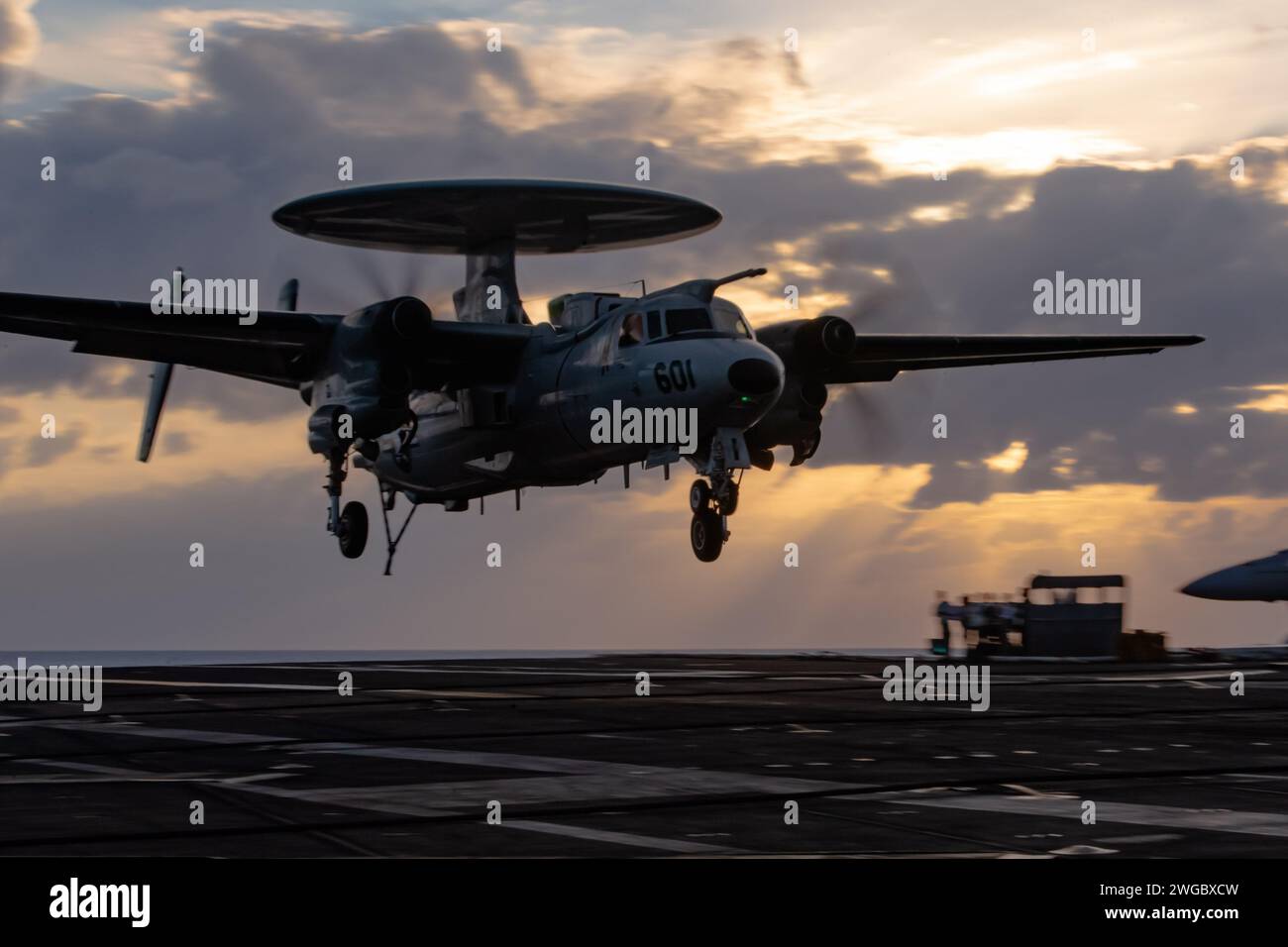 Eine E-2D Hawkeye landet am 29. Januar 2024 auf dem Flugdeck der USS Theodore Roosevelt im Pazifischen Ozean. Foto von Adina Phebus Stockfoto