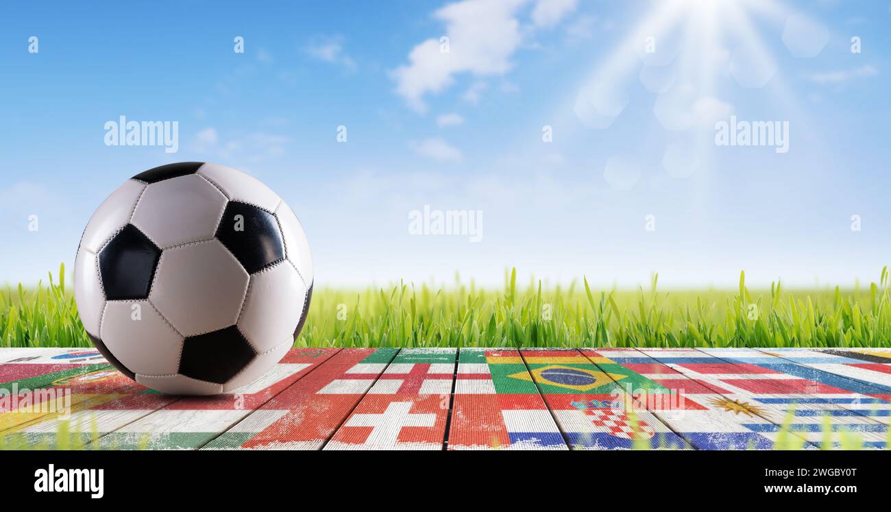 Internationale Flaggen auf Holzsteg und Fußball: Konzept der Fußball-Weltmeisterschaft Stockfoto