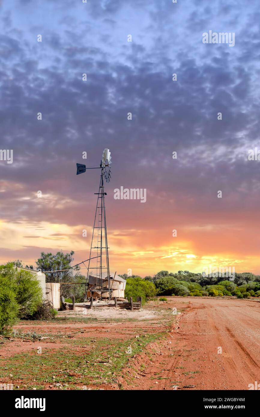 Traditionelle Windmühle am Straßenrand bei Sonnenuntergang, Southern Cross, Western Australia, Australien Stockfoto