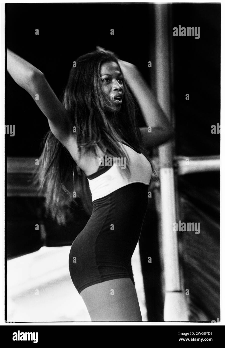 DANCER, NIGHTCRAWLERS, 1995: Tänzer in der Sportmode der 90er Jahre mit der schottischen Tanzmusikband Nightcrawlers, die am 12. August 1995 beim Cardiff Big Weekend Festival auf dem Museum Rwns in Cardiff, Wales, Großbritannien spielte. Foto: Rob Watkins. INFO: Nightcrawlers, ein schottisches House-Musik-Projekt unter der Leitung von DJ und Produzent John Reid, erlangte mit ihrem Hit Push the Feeling On weltweite Anerkennung. Ihre ansteckende Tanzhymne wurde zu einem Klassiker der House-Musik-Szene der 90er Jahre Stockfoto