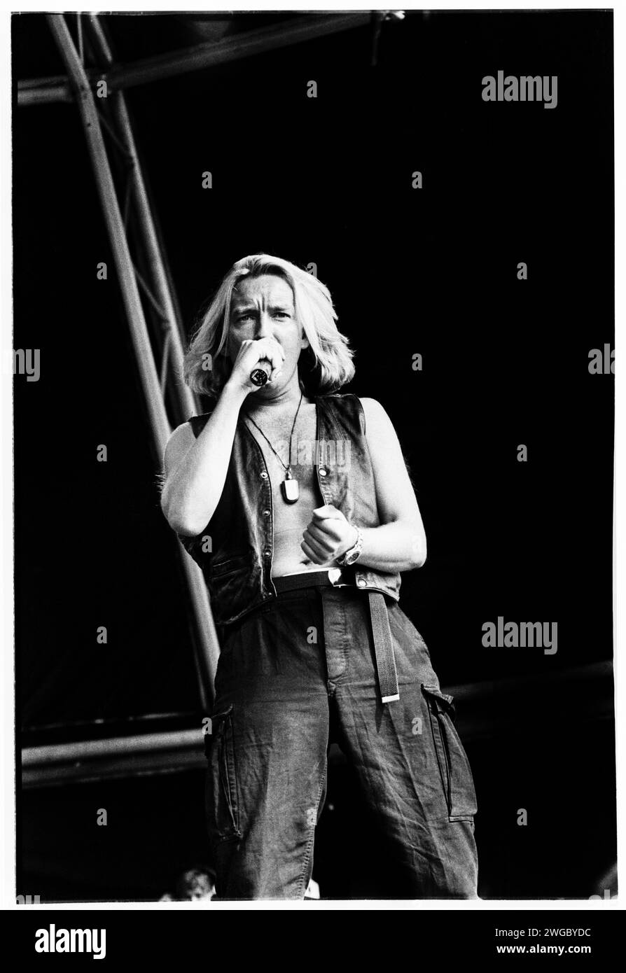 JOHN REID, NIGHTCRAWLERS, 1995: John Reid von der schottischen Tanzmusikband Nightcrawlers spielt am 12. August 1995 beim Cardiff Big Weekend Festival auf dem Museum Rwns in Cardiff, Wales. Foto: Rob Watkins. INFO: Nightcrawlers, ein schottisches House-Musik-Projekt unter der Leitung von DJ und Produzent John Reid, erlangte mit ihrem Hit Push the Feeling On weltweite Anerkennung. Ihre ansteckende Tanzhymne wurde zu einem Klassiker der House-Musik-Szene der 90er Jahre Stockfoto