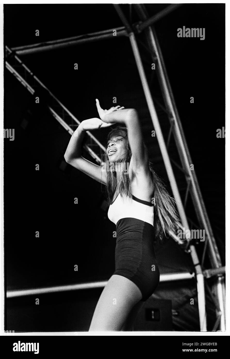 DANCER, NIGHTCRAWLERS, 1995: Tänzer in der Sportmode der 90er Jahre mit der schottischen Tanzmusikband Nightcrawlers, die am 12. August 1995 beim Cardiff Big Weekend Festival auf dem Museum Rwns in Cardiff, Wales, Großbritannien spielte. Foto: Rob Watkins. INFO: Nightcrawlers, ein schottisches House-Musik-Projekt unter der Leitung von DJ und Produzent John Reid, erlangte mit ihrem Hit Push the Feeling On weltweite Anerkennung. Ihre ansteckende Tanzhymne wurde zu einem Klassiker der House-Musik-Szene der 90er Jahre Stockfoto