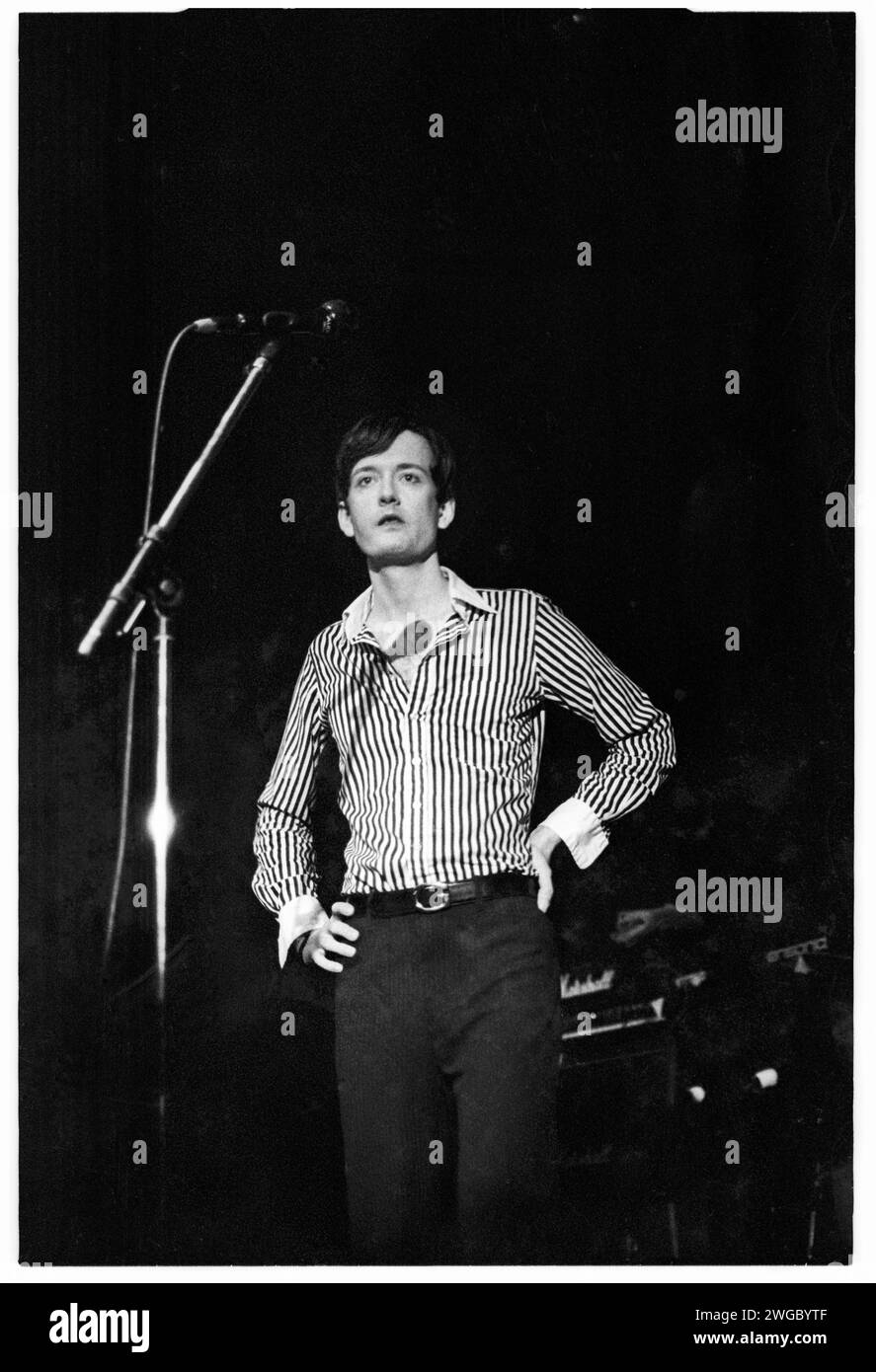 JARVIS COCKER, DIFFERENT CLASS TOUR, 1995: Jarvis Cocker von der Band Pulp spielt in der Cardiff University Great Hall in Cardiff, Wales auf der Different Class Tour am 15. Oktober 1995. Foto: Rob Watkins. INFO: Pulp, eine britische Alternative Rock Band, die 1978 gegründet wurde, erlangte in der Britpop-Ära der 90er Jahre Bekanntheit. Mit Jarvis Cocker prägten ihre Hits wie Common People und Alben wie Different Class ihren witzigen und sozial aufmerksamen Sound und hinterließen ein unauslöschliches Zeichen in der alternativen Musikszene. Stockfoto