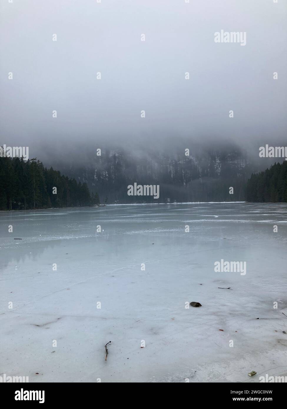 Ein eiskalter und nebeliger Strand spiegelt die atemberaubende Landschaft wider Stockfoto
