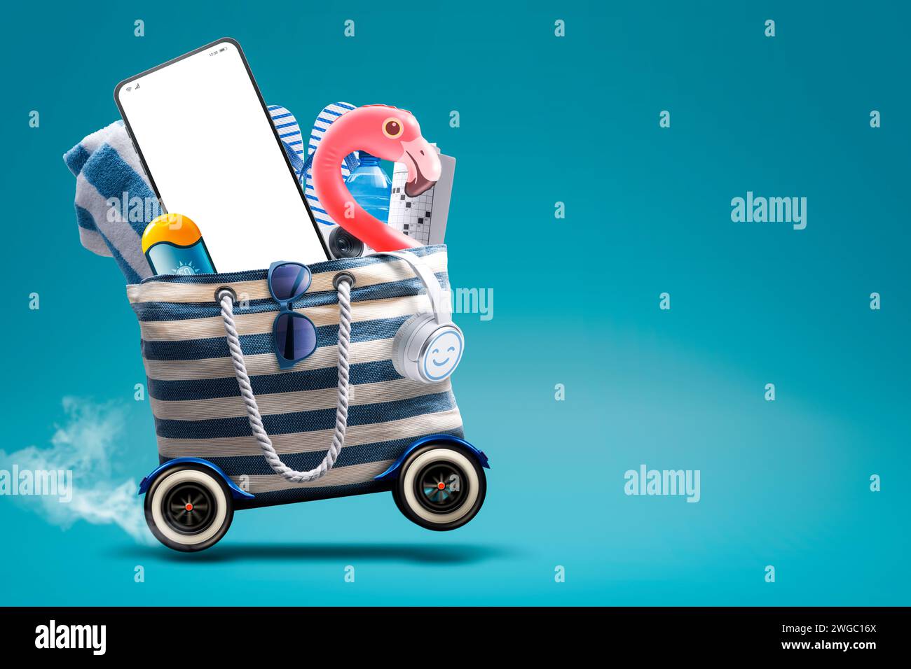 Lustige Strandtasche mit Rädern und Smartphone, Sommerurlaub und Mobile App Konzept Stockfoto