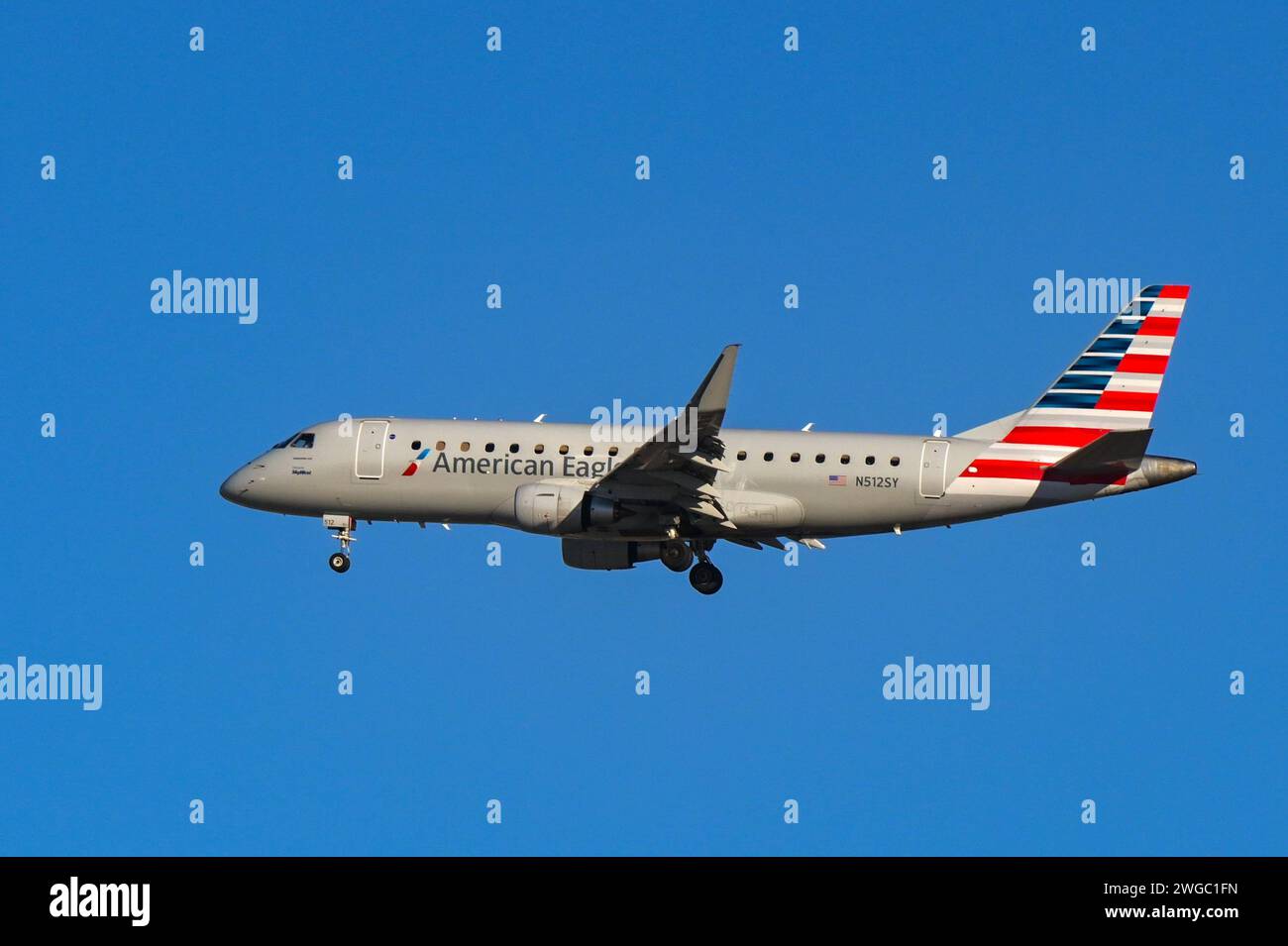 Los Angeles, Kalifornien, USA – 12. Januar 2023: Embraer E175LR-Pendlerjet (Kennzeichen N512SY), betrieben von American Eagle Stockfoto
