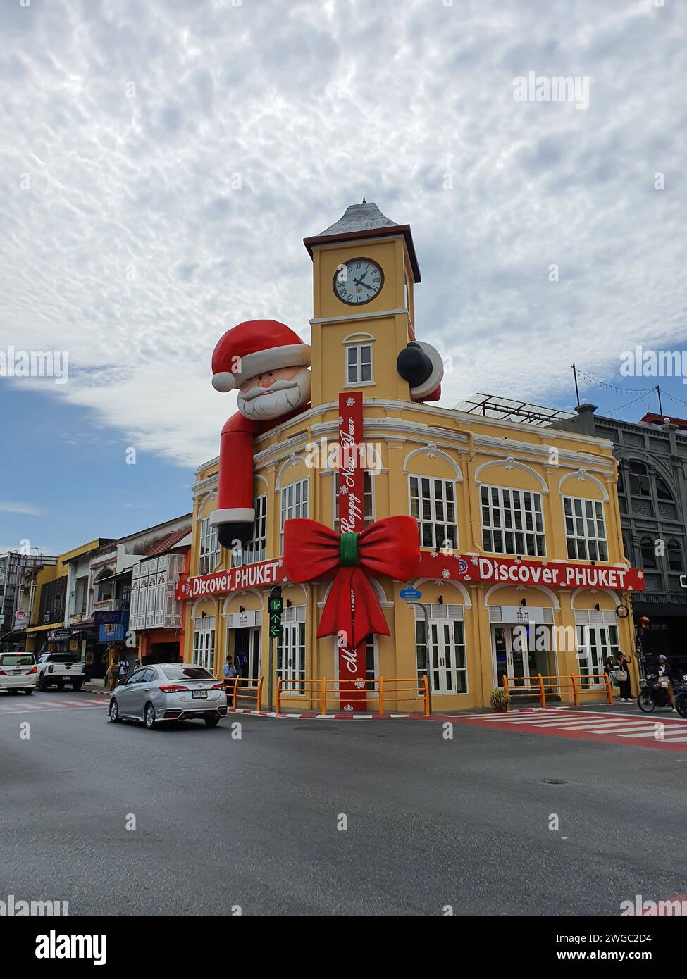 Phuket, Thailand - 28. Dezember 2023: Altes Baudenkmal, gelbe Gebäude in der Altstadt von Phuket in Thailand. Altstadt von Phuket. Stockfoto