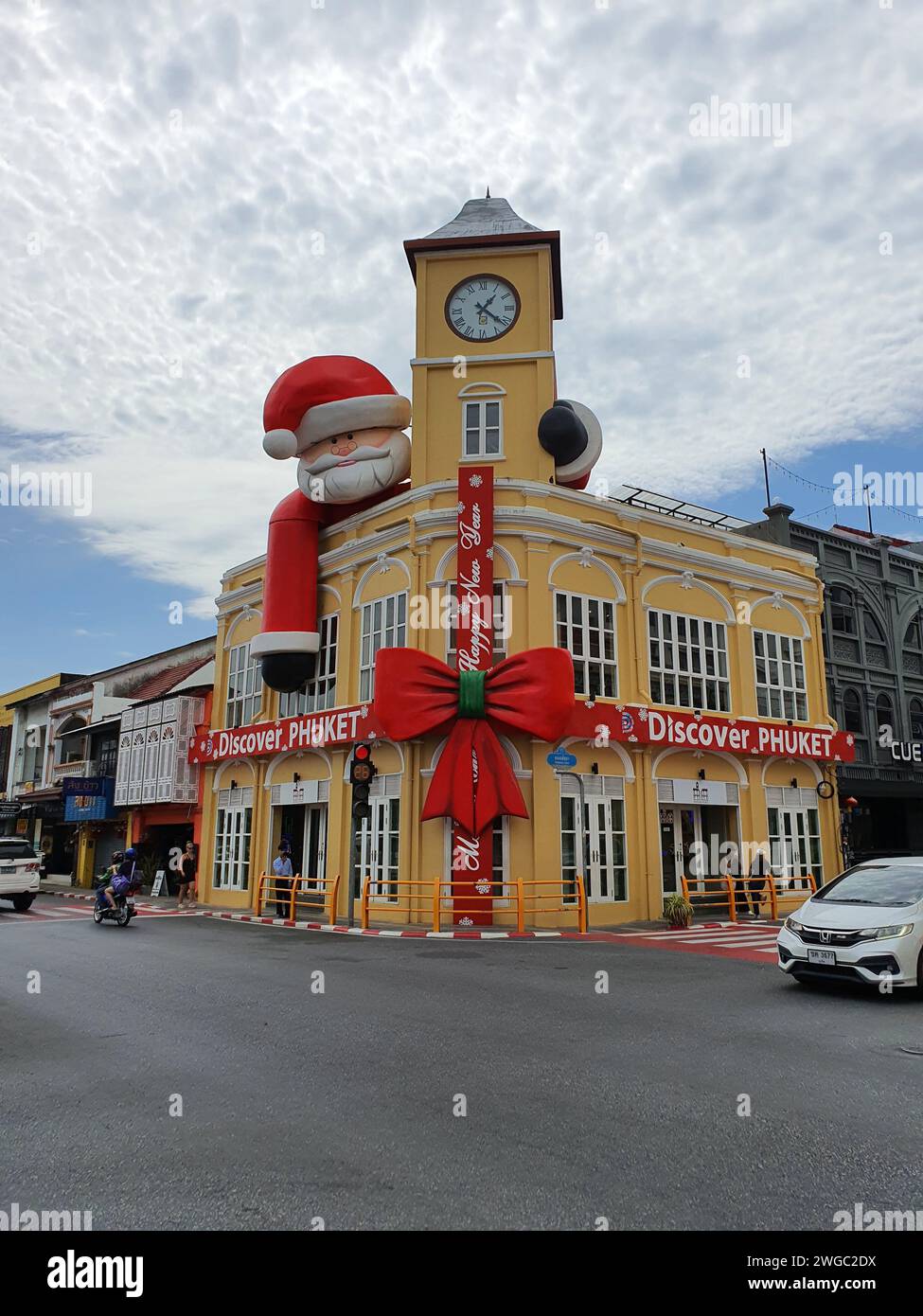 Phuket, Thailand - 28. Dezember 2023: Altes Baudenkmal, gelbe Gebäude in der Altstadt von Phuket in Thailand. Altstadt von Phuket. Stockfoto