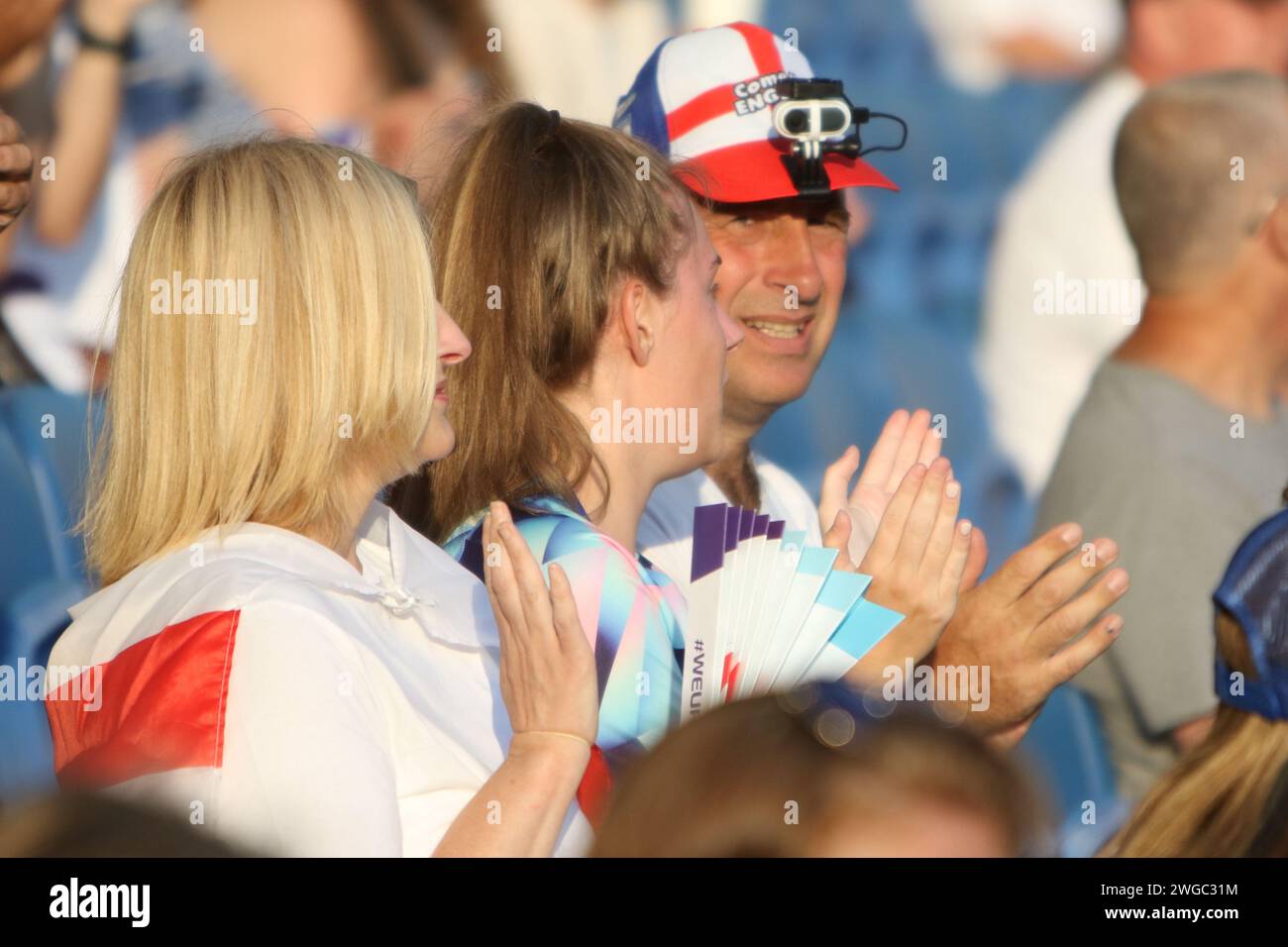 Fans im Sunshine England gegen Spanien, UEFA Women's Euro 2022, am 20. Juli 2022 im Brighton Community Stadium Stockfoto