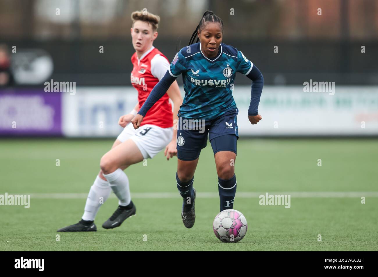 Wijdewormer, Niederlande. Februar 2024. WIJDEWORMER, 02.04.2024, AFAS Trainingskomplex, Azerion Eredivisie vrouwen, AZ - Feyenoord (Frauen), Saison 2023/2024, während des Spiels AZ - Feyenoord (Frauen), AZ Spieler Floor Spaan, Feyenoord Spieler Celainy Obispo Credit: Pro Shots/Alamy Live News Stockfoto