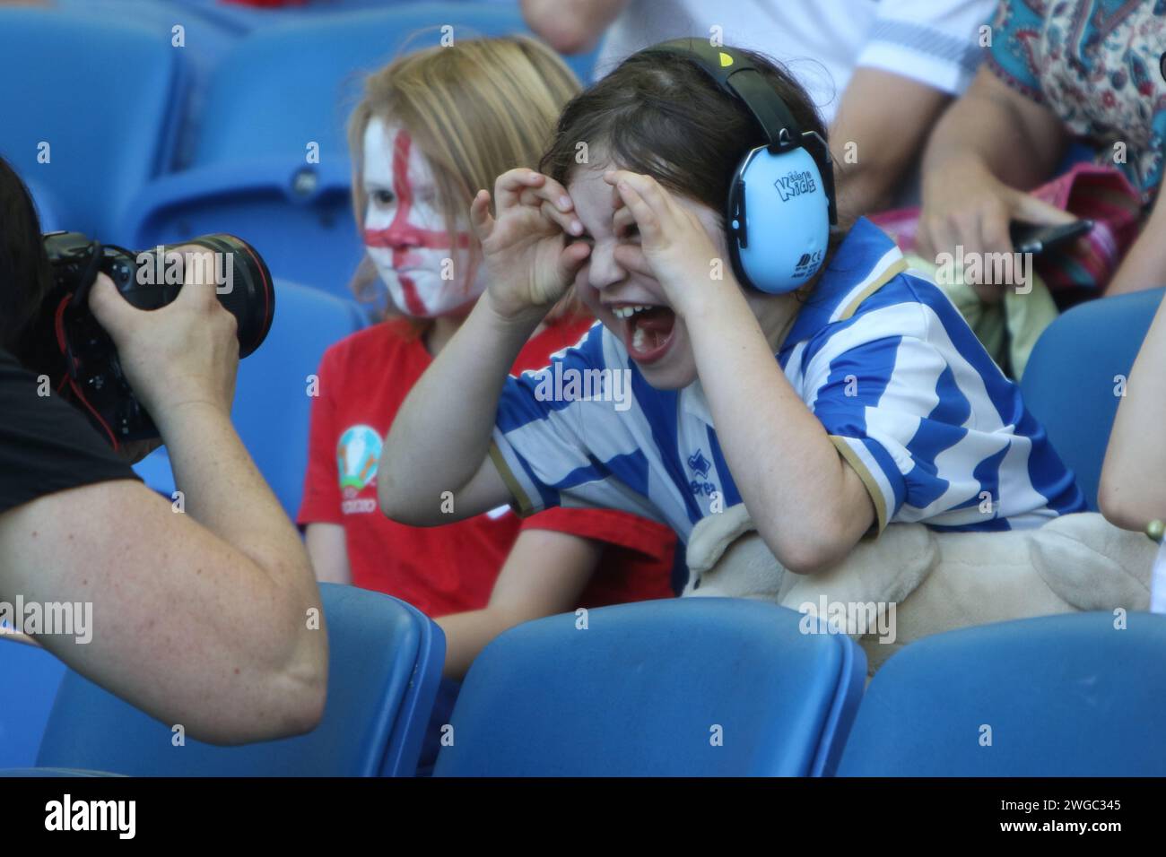 Das Mädchen in blauem Gehörschutz feiert am 20. Juli 2022 im Brighton Community Stadium das Tor von Ellen White England gegen Spanien, UEFA Womens Euro 2022 Stockfoto