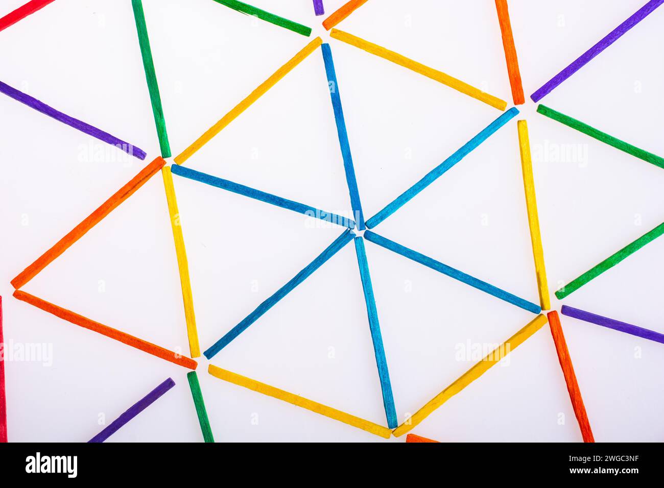 Geometrische Figuren Dreiecke mit bunten Sticks gebildet Stockfoto