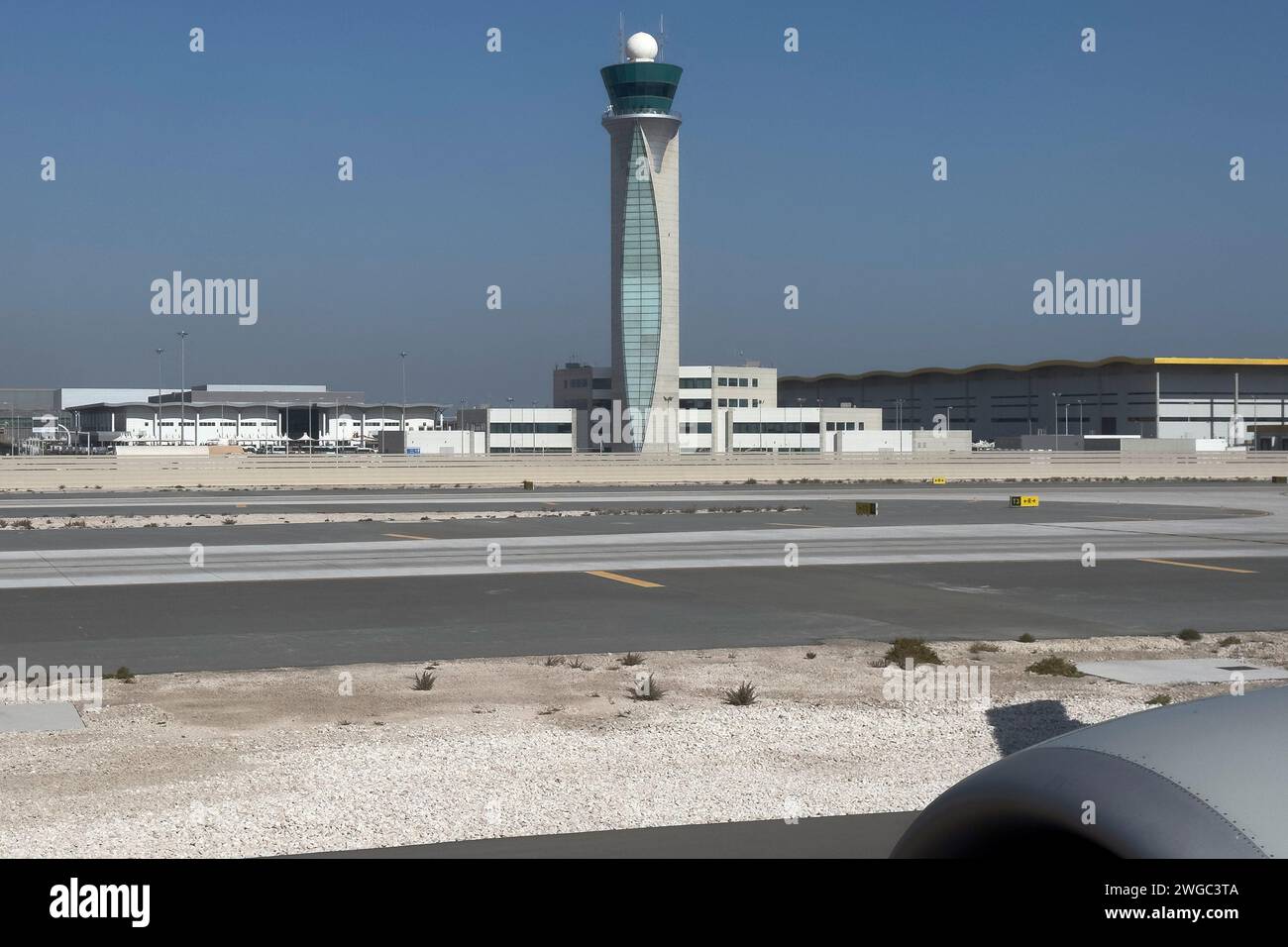 Doha, Katar - 19. Januar 202: Hamad International Airport. Der Flughafen wurde am 30. April 2014 eröffnet und bietet heute mehr als 35 Millionen Passagiere pro Jahr Platz Stockfoto