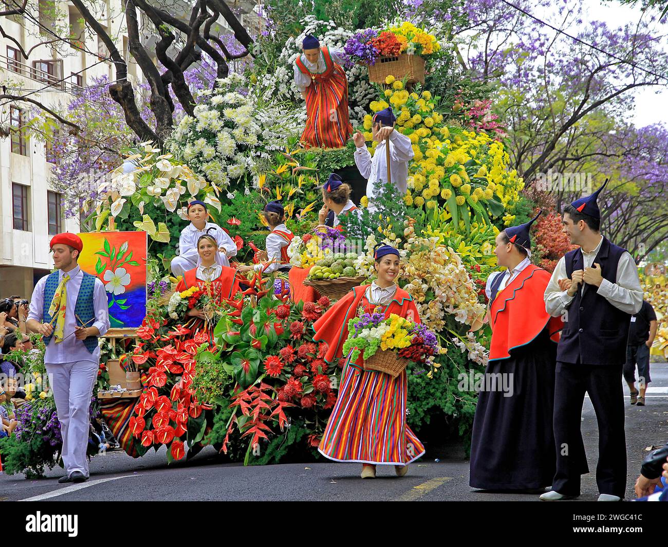 Blumenmobil, Blumendekoration, Menschen, Blumenfest, Funchal, Insel Madeira Stockfoto