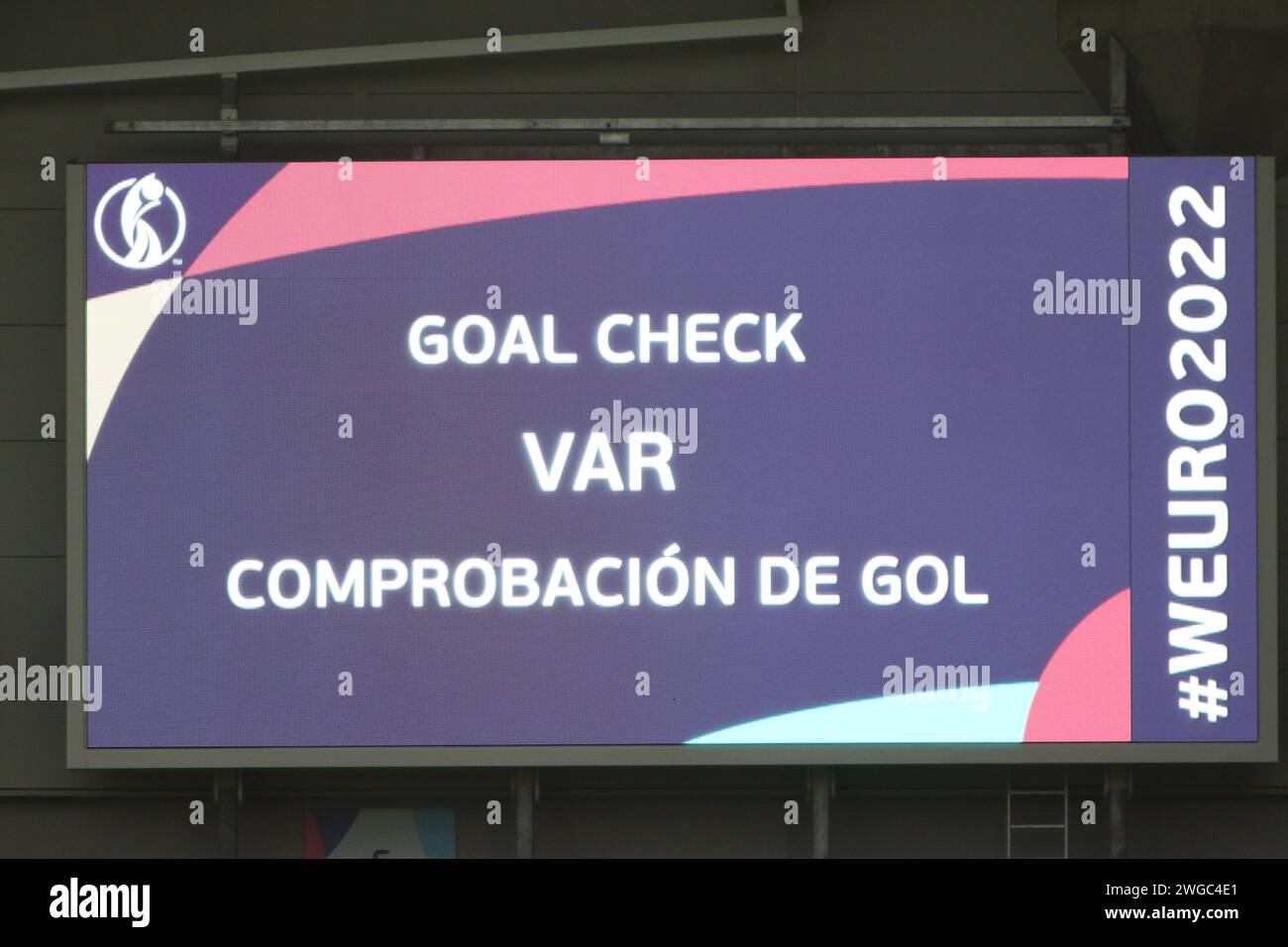 VAR Goal Check auf der Großbildleinwand England gegen Spanien, UEFA Women's Euro 2022, am 20. Juli 2022 im Brighton Community Stadium Stockfoto