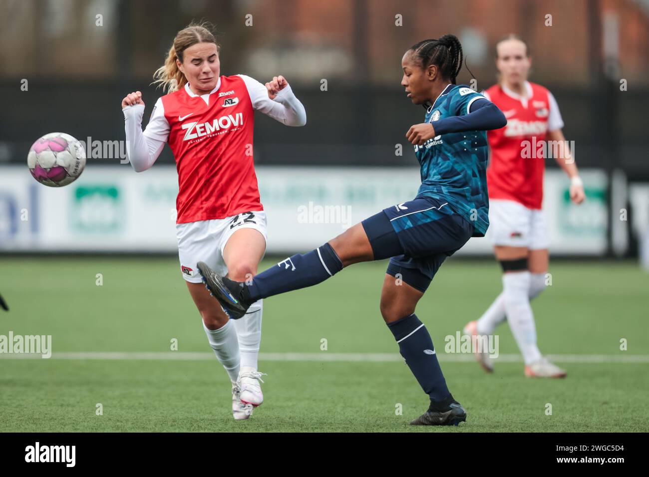 Wijdewormer, Niederlande. Februar 2024. WIJDEWORMER, 02.04.2024, AFAS Trainingskomplex, Azerion Eredivisie vrouwen, AZ - Feyenoord (Frauen), Saison 2023/2024, während des Spiels AZ - Feyenoord (Frauen), AZ Spieler Bo op de Weegh, Feyenoord Spieler Celainy Obispo Credit: Pro Shots/Alamy Live News Stockfoto