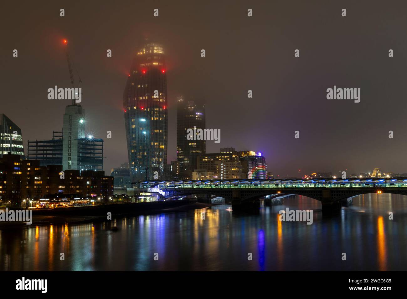 Blick von der Millenium Bridge an einem sehr kalten Dezemberabend im Jahr 2020. Ein Blackfriars und Southbank sind deutlich sichtbar. Stockfoto