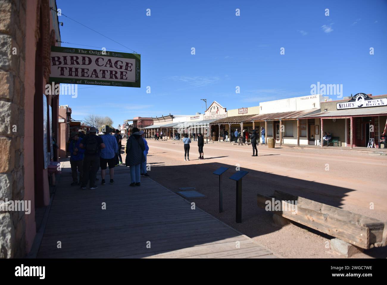 Tombstone, Arizona. USA 12/30/2023. Allen Street. Die Hauptstraße des Grabsteins. Boutiquen, Saloons, Restaurants, Kunstgalerien und Sammlerläden. Stockfoto