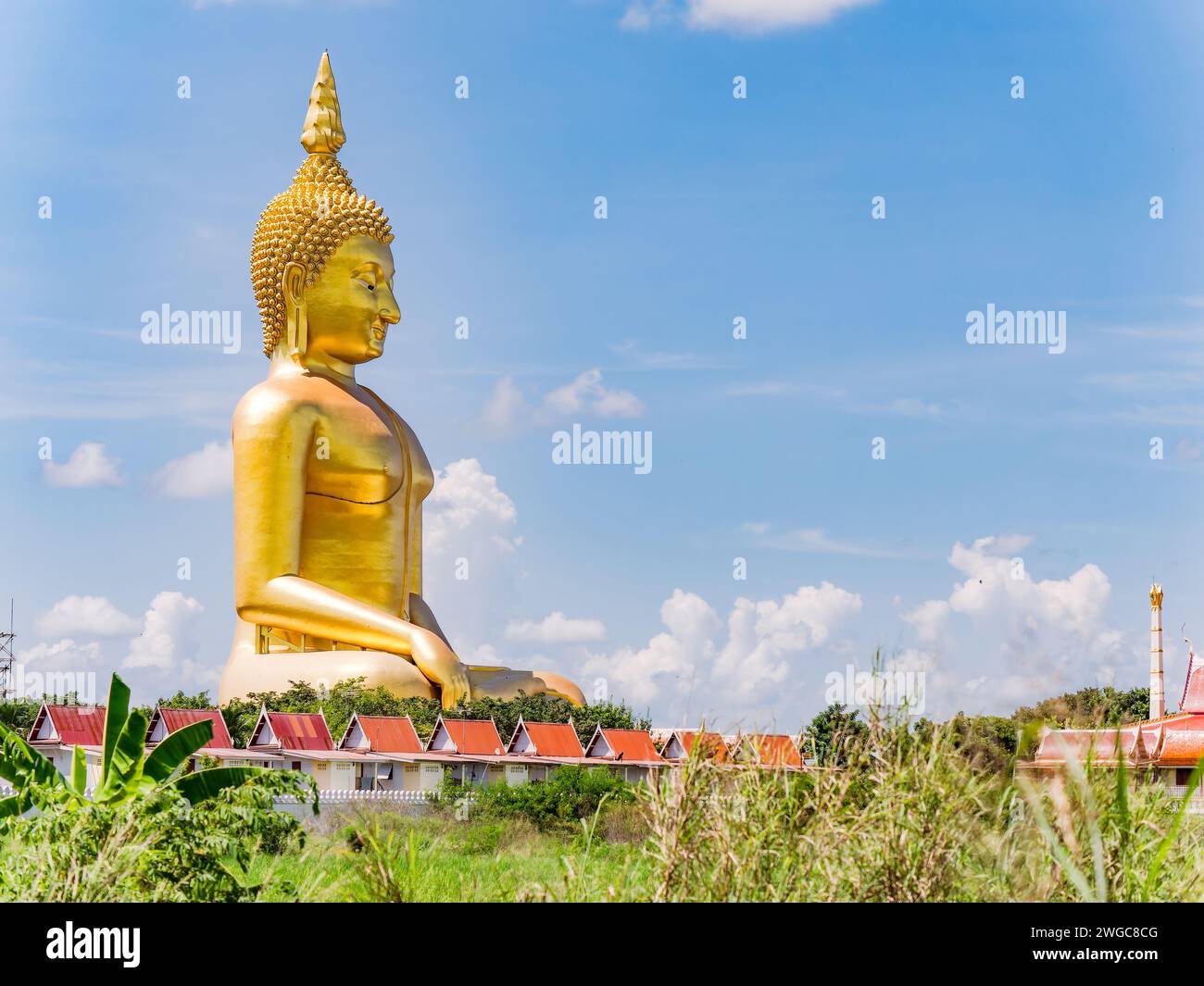 Der riesige Buddha im Wat Muang, Ang Thong, Thailand. Die Statue ist 92 Meter hoch und wurde 2008 nach 18 Jahren Bauzeit fertiggestellt. Stockfoto