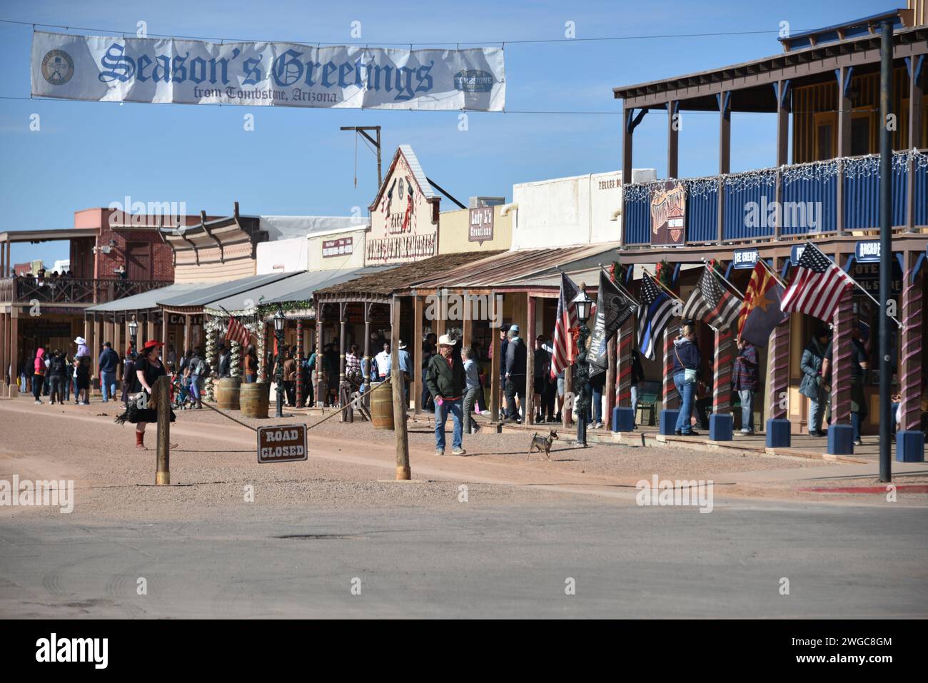 Tombstone, Arizona. USA 12/30/2023. Allen Street. Die Hauptstraße des Grabsteins. Boutiquen, Saloons, Restaurants, Kunstgalerien und Sammlerläden. Stockfoto