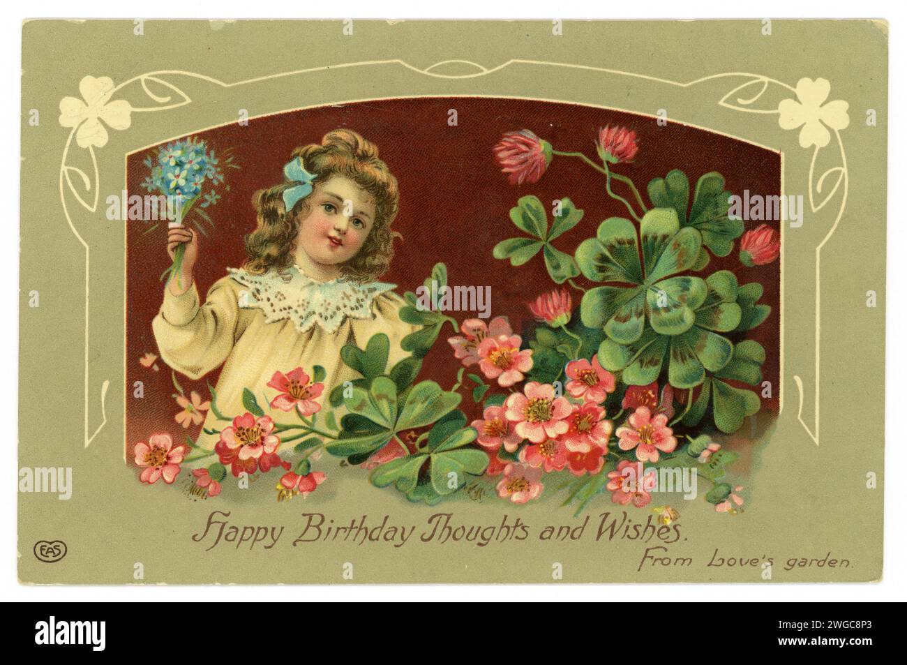 Ursprüngliche Geburtstagskarte der frühen 1900er Jahre, von Mädchen, kastanienbraunem Hintergrund, mit Glückskleeblättern, rosa Blumen und Froget Me Nots. Veröffentlicht E.A. Schwerdtfeger Co. London. Vom 4. Mai 1913. Stockfoto