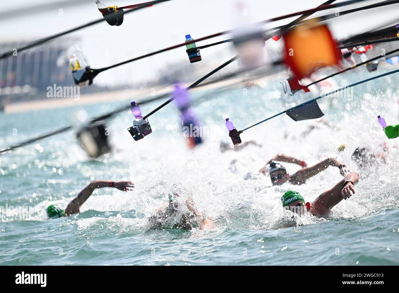 Doha, Katar. Februar 2024. Kristof Rasovszky (Front R) von Ungarn tritt beim 10 km langen Freiwasserfinale der Männer bei der Aquatikweltmeisterschaft 2024 in Doha, Katar, am 4. Februar 2024 an. Quelle: Xue Yuge/Xinhua/Alamy Live News Stockfoto