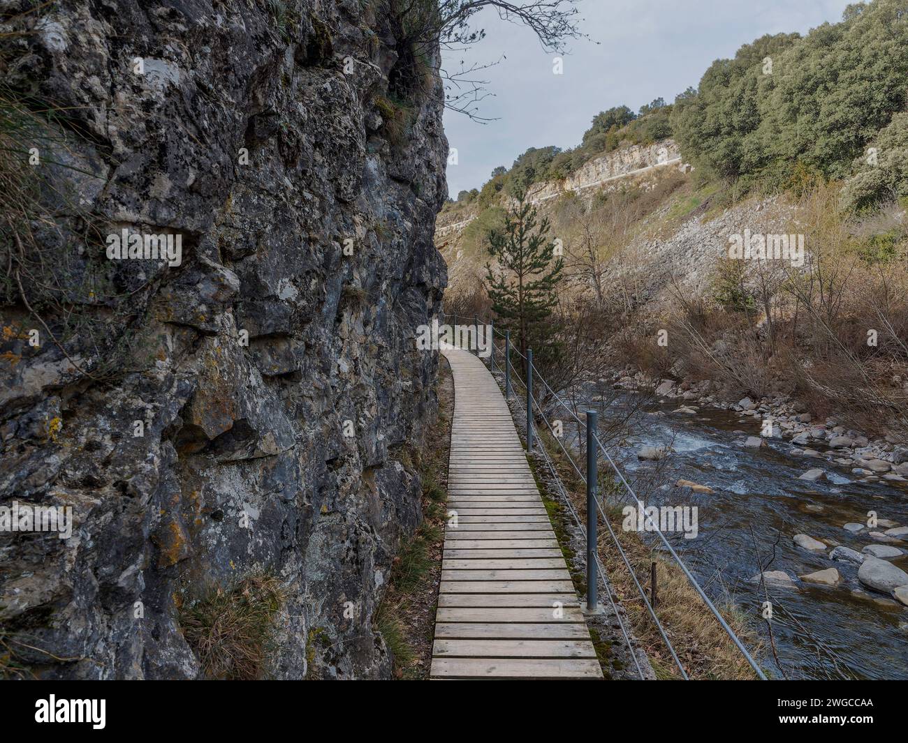 Holzbrücke auf dem Berg. Cueva de las Güisas Villanua. Landschaft eines Waldwanderweges Stockfoto