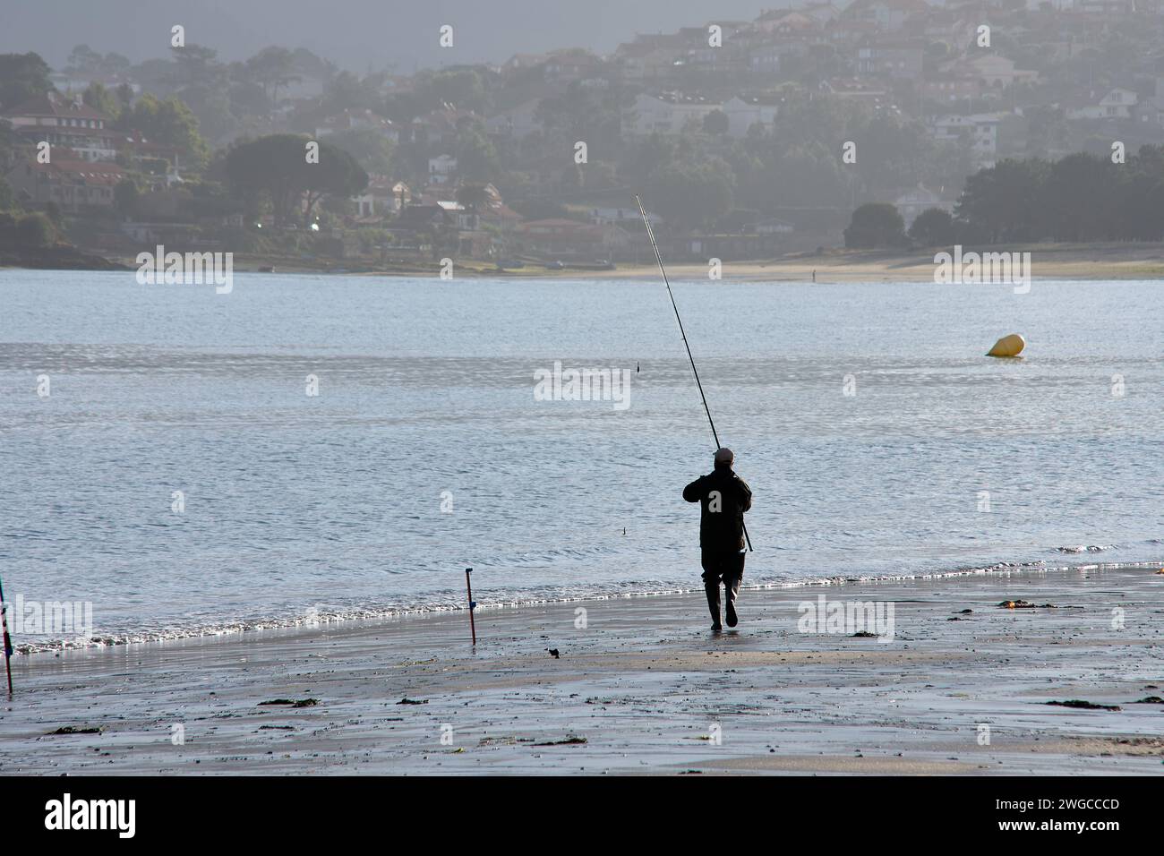 BAIONA, PONTEVEDRA, SPANIEN; Juli 2021: Angler, der sich auf den Strand La Ladeira vorbereitet Stockfoto