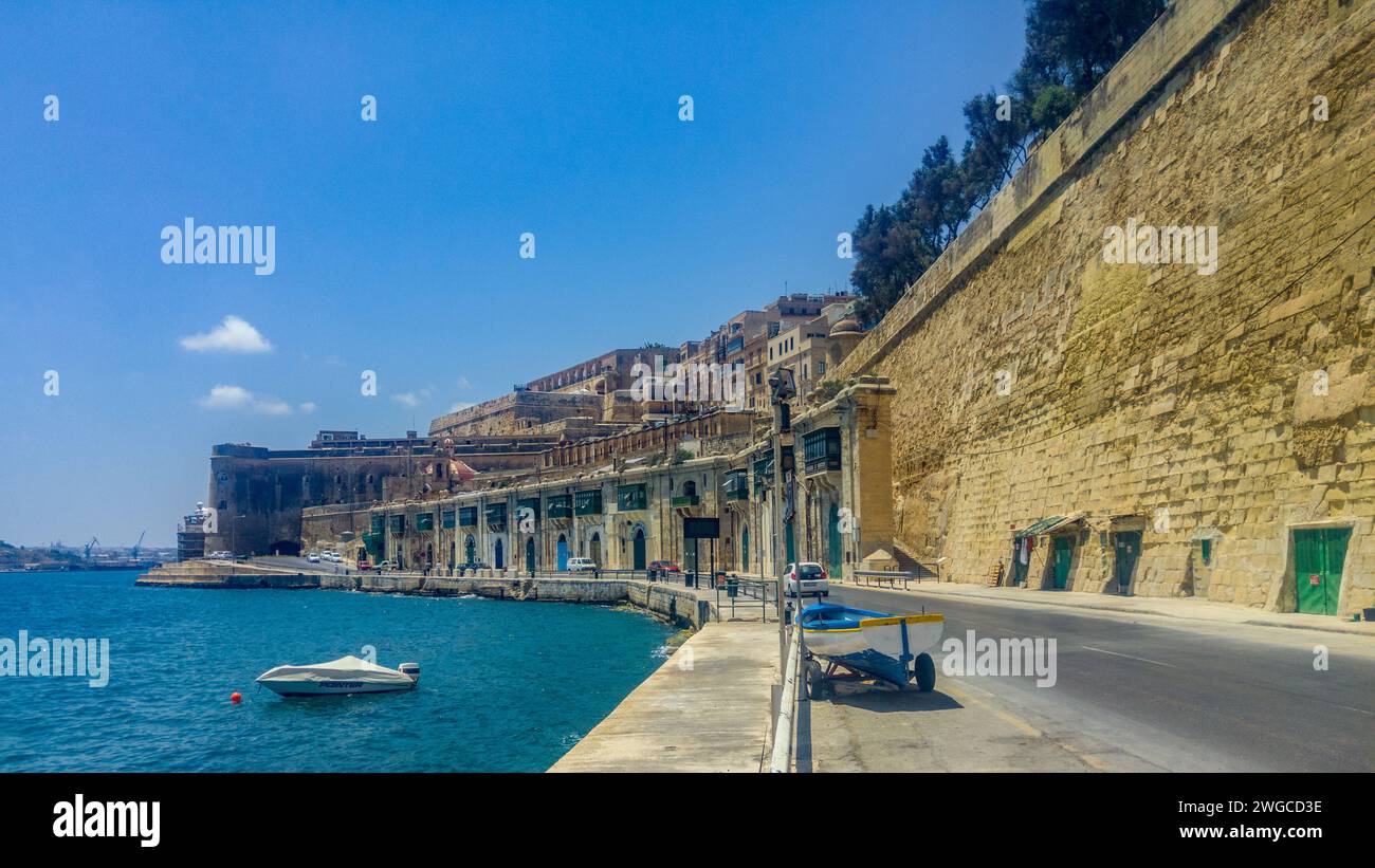 Barriera Wharf (Xatt il-Barriera), Valletta, Malta - 30. Juni 2019: Der große Hafen und die Befestigungsanlagen, die zur Lascaris-Batterie führen. Stockfoto