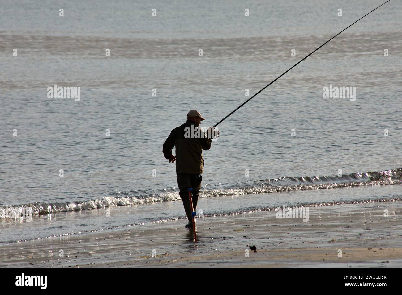 BAIONA, PONTEVEDRA, SPANIEN; Juli 2021: Angler, der sich auf den Strand La Ladeira vorbereitet Stockfoto