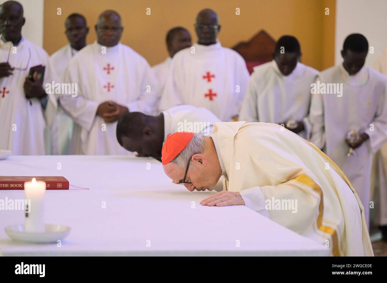 SÜDSUDAN, Hauptstadt Juba, katholische Kirche, Kardinal Michael Czerny aus dem Vatikan während einer Messe in der Kathedrale von Juba ruft er in seiner Rede zu Fairness, Frieden und Gewaltlosigkeit für die bevorstehenden Präsidentschaftswahlen in diesem Jahr auf / SÜDSUDAN, Hauptstadt Juba, katholische Kirche, Besuch aus dem Vatikan, Sonntagsmesse mit Kardinal Michael Czerny in der Kathedrale, in seiner Predigt appelliert er für faire und gewaltfreie Präsidentschaftswahlen in diesem Jahr sowie für Frieden im Süd-Sudan 4-2-2024 Stockfoto