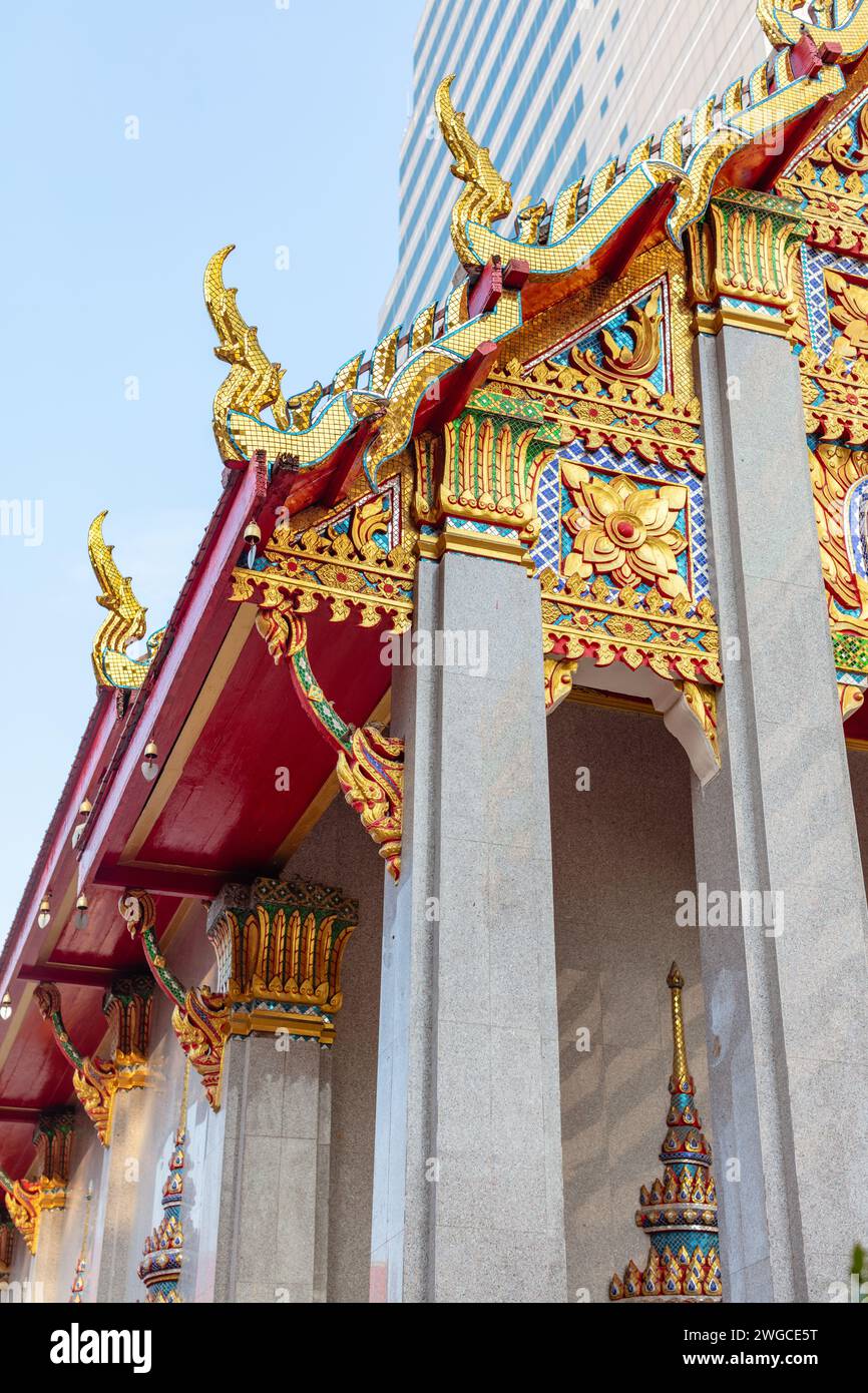 Dekorierte Dächer des Wat Muang Kae, thailändischer buddhistischer Tempel in Bangkok, Thailand Stockfoto