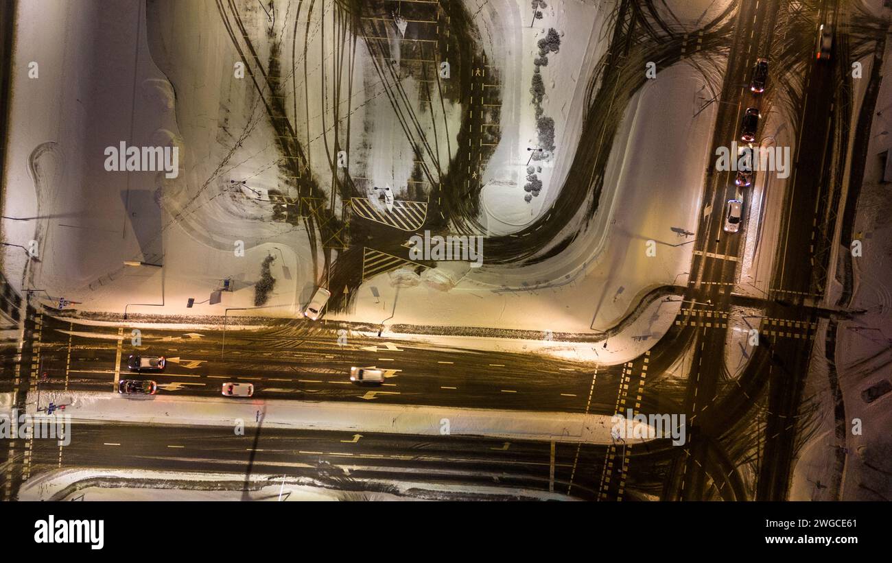Drohnenfotografie von großen Kreuzungen am bewölkten Wintermorgen Stockfoto