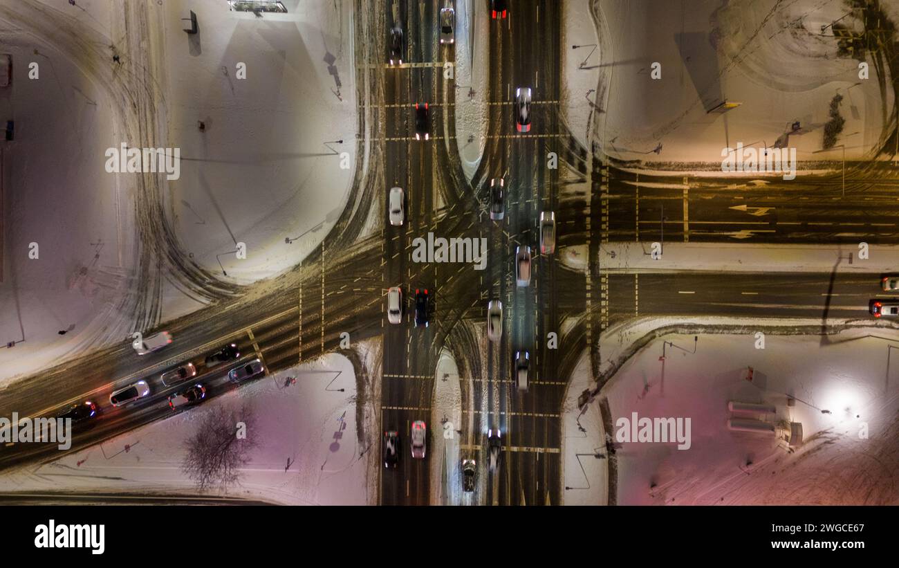 Drohnenfotografie von großen Kreuzungen am bewölkten Wintermorgen Stockfoto