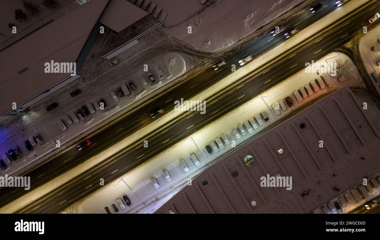Drohnenfotografie einer Stadtstraße am bewölkten Wintermorgen Stockfoto
