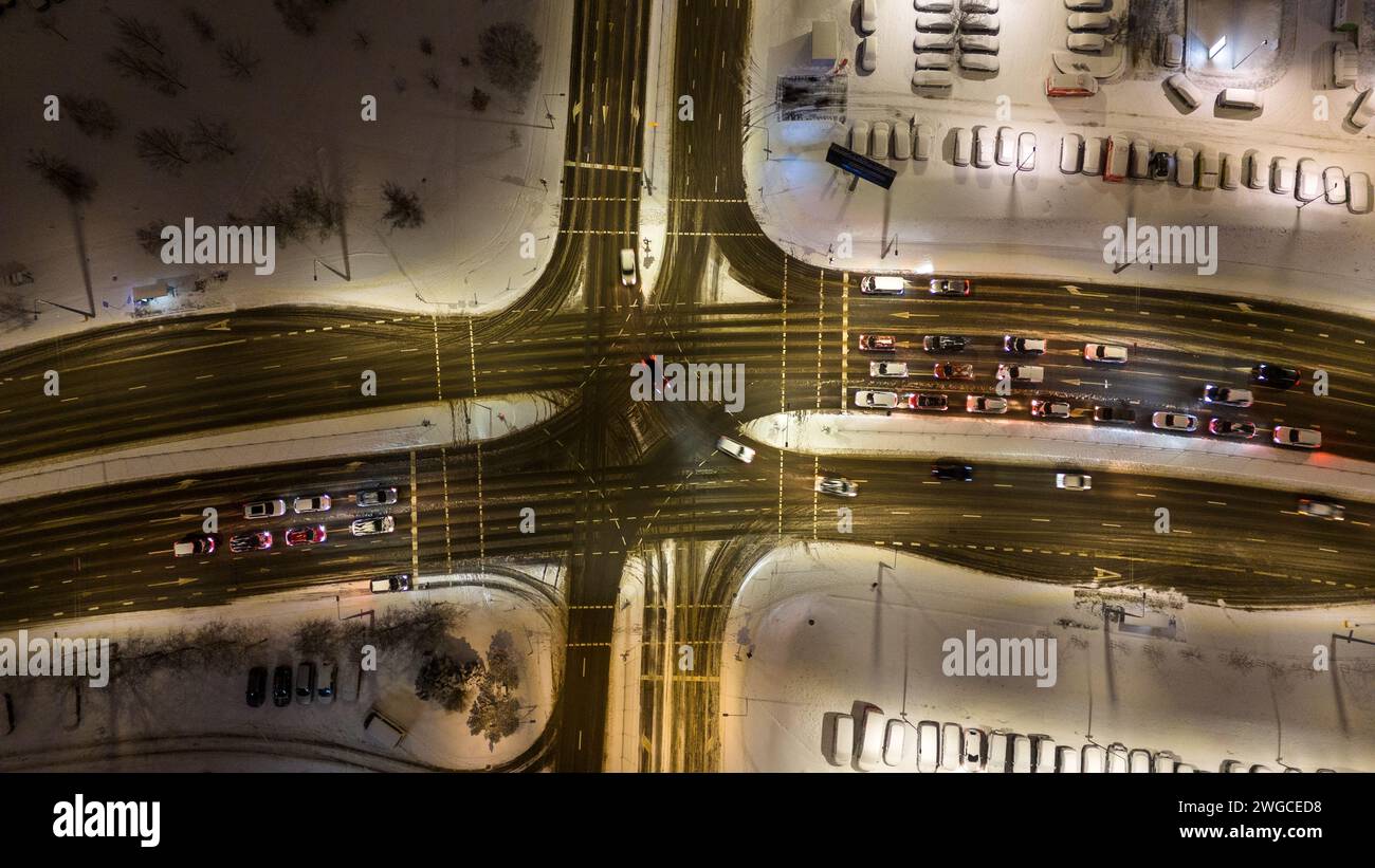Drohnenfotografie von großen Kreuzungen am bewölkten Wintermorgen Stockfoto