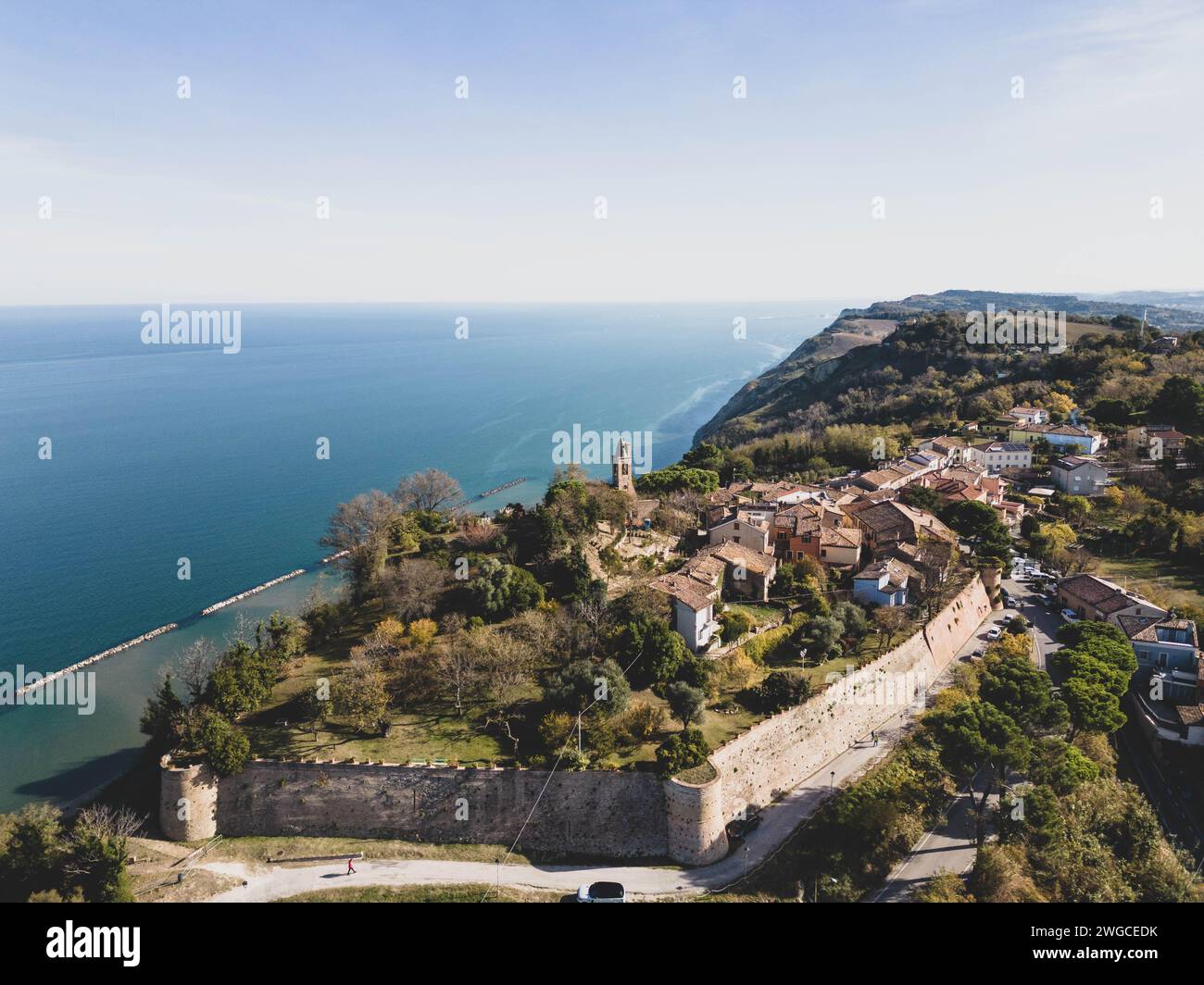 Ein Blick auf das mittelalterliche Dorf Fiorenzuola di Focara auf dem San Bartolo zwischen Pesaro und Romagna Stockfoto