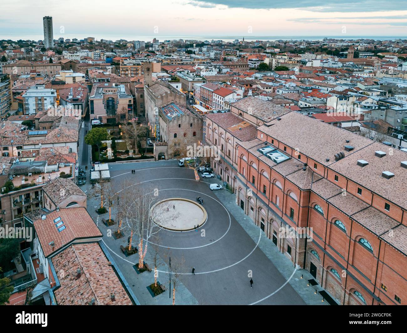 Ein Blick aus der Vogelperspektive auf Rimini in der Nacht in der Weihnachtszeit Stockfoto