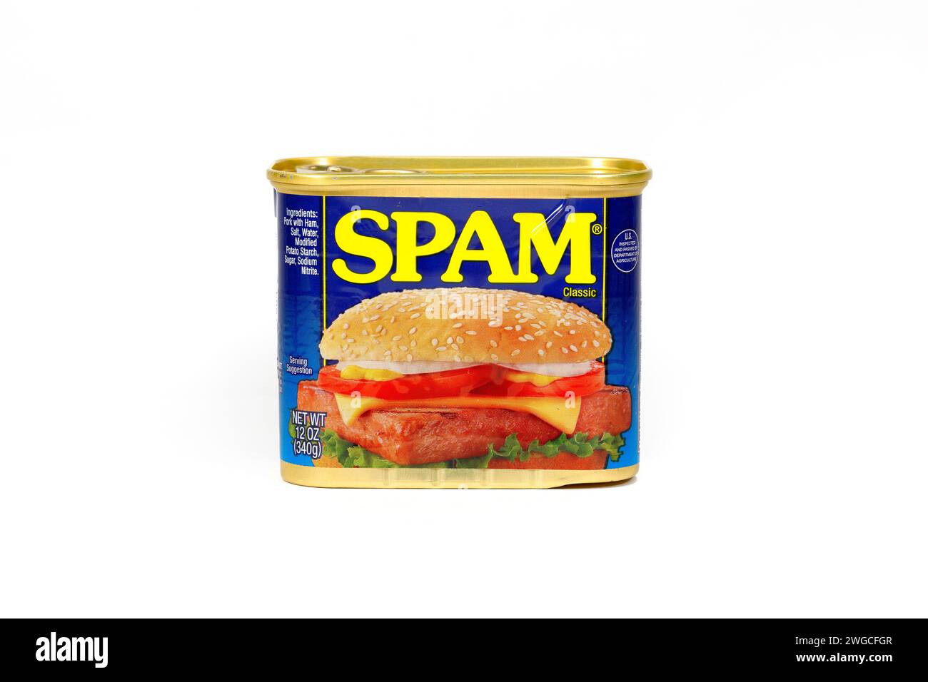 Eine Dose Hormel Foods SPAM Classic verarbeitetes Schweinefleisch isoliert auf weißem Hintergrund. Ausschnitt zur Illustration und redaktionellen Verwendung. Stockfoto