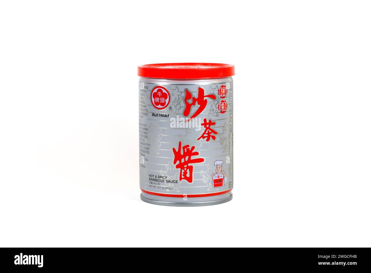 Eine Dose Haw-Di-i Bullhead Sha Cha Sauce 牛頭牌 (好帝一) 沙茶酱 heiße und scharfe Barbecue-Shacha-Sauce, isoliert auf weißem Hintergrund. Stockfoto